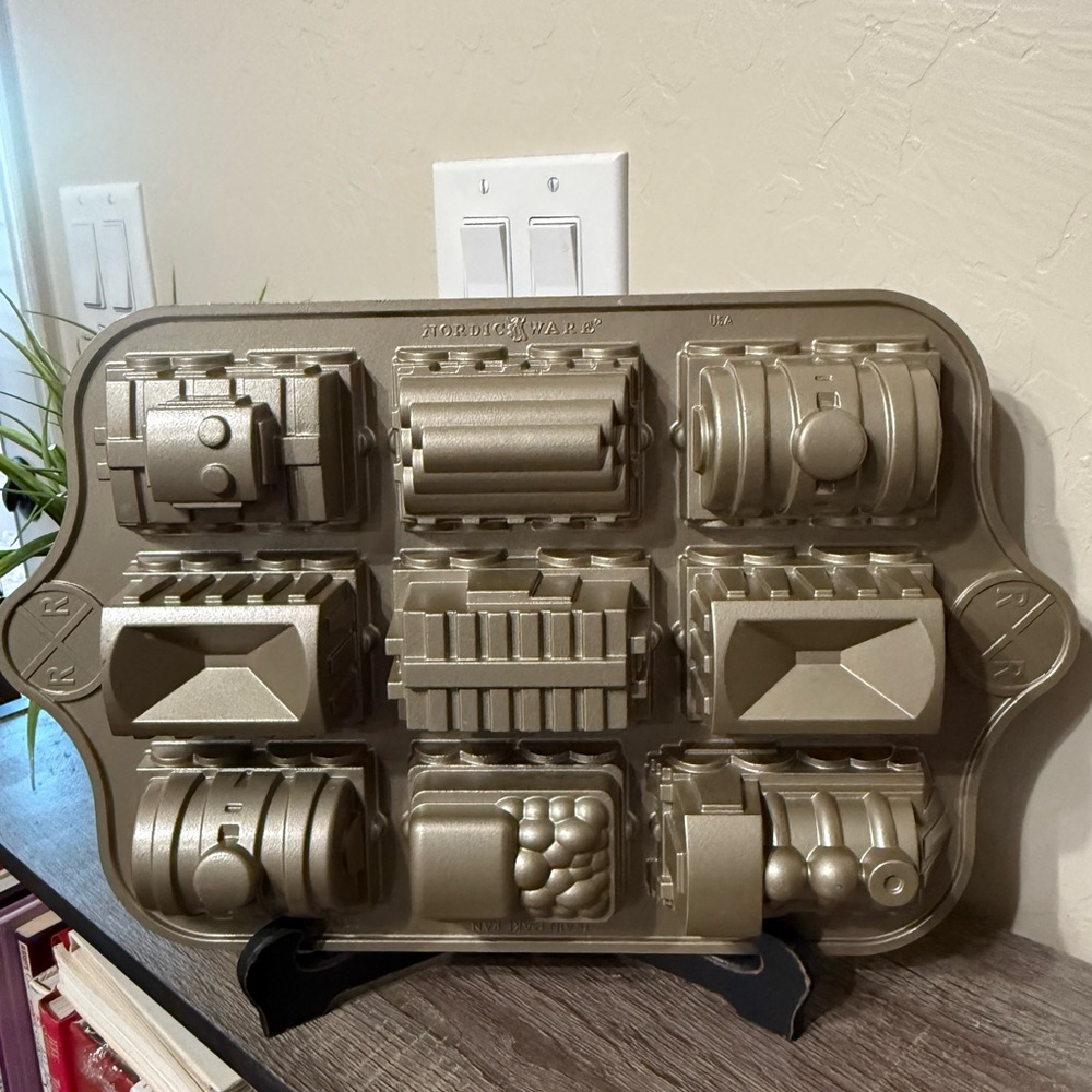 Nordic Ware Train Cake Pan 3D Cast Aluminum 9 Sections Made in USA 5 Cups